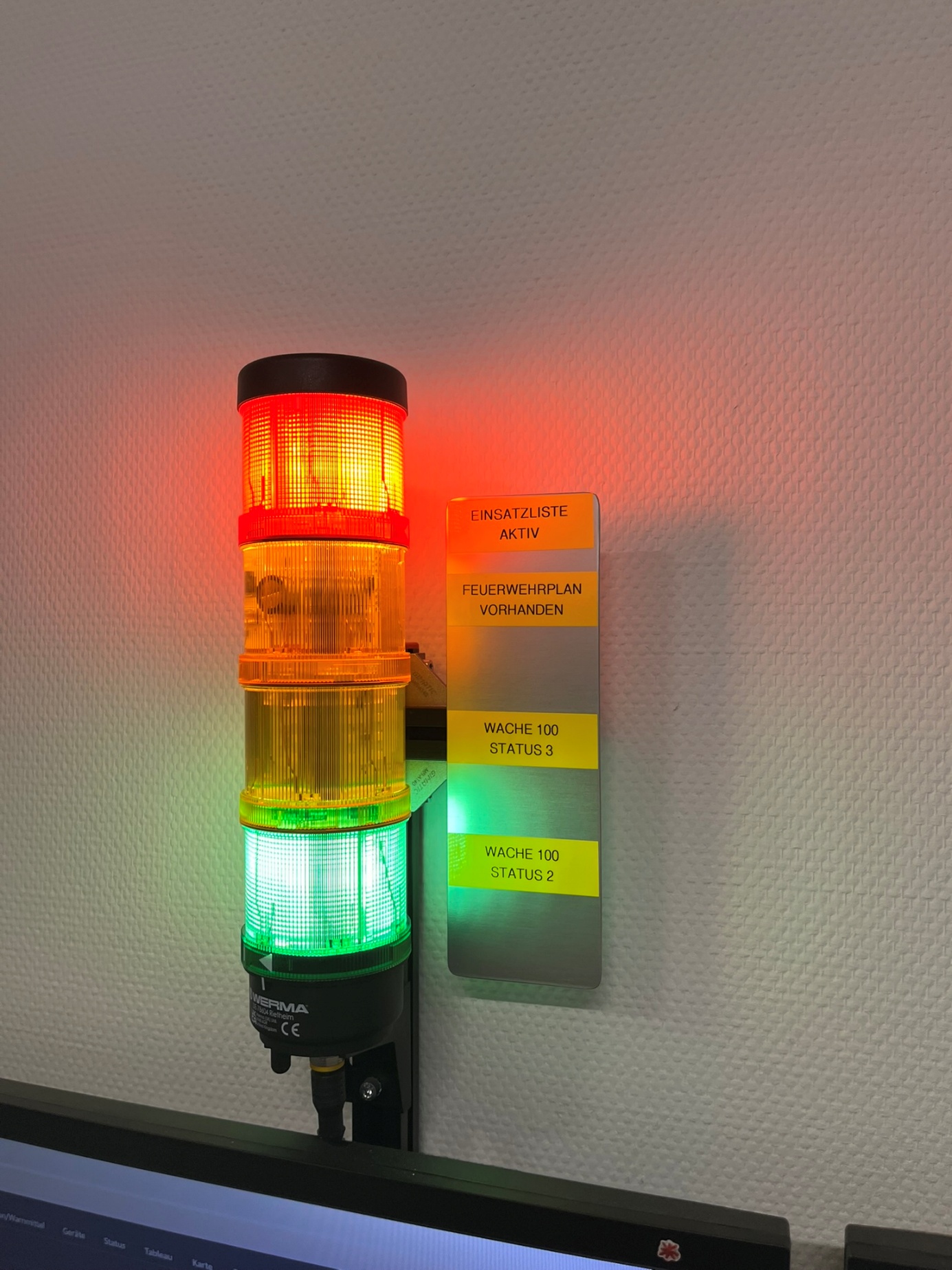 Die Signalsäule meldet unter anderem, ob zu einer Alarmadresse ein Feuerwehrplan vorliegt